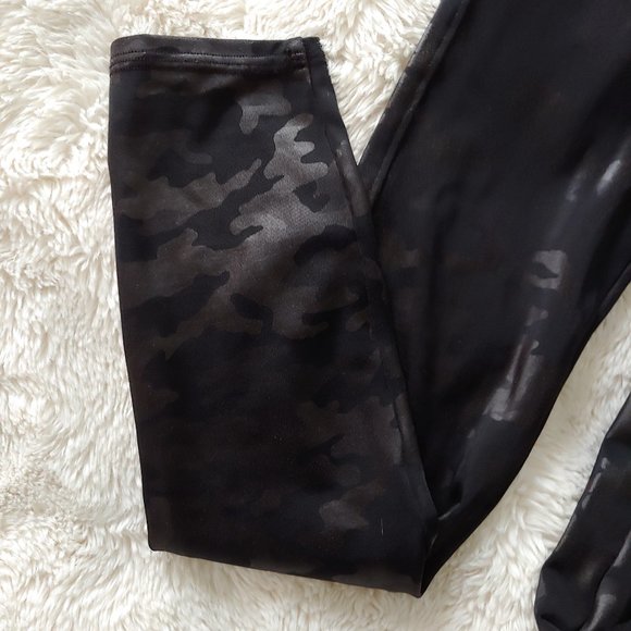 Spanx camo print black leggings shapewear matt and shiny Size M - Picture 2 of 7